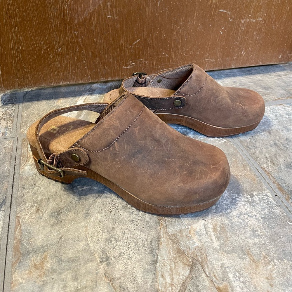 White Mountain leather clogs